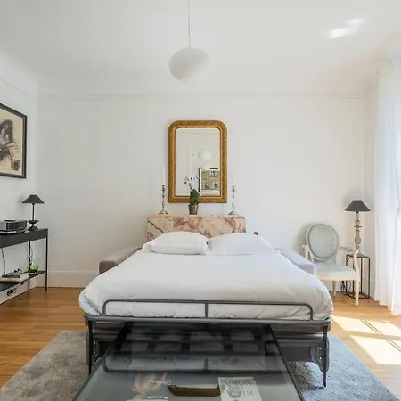 Apartment Veeve - Illuminating Light